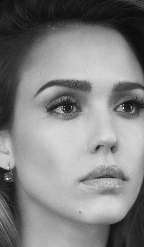 Лицо актрисы Джессики Альбы черно белое фото 