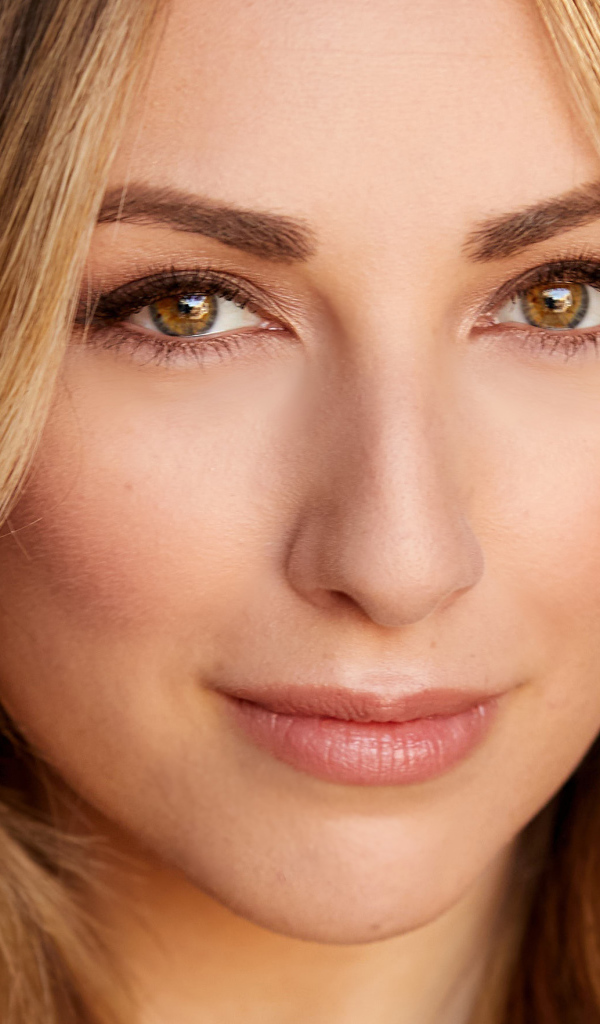 Лицо актрисы Никки Поснер крупным планом