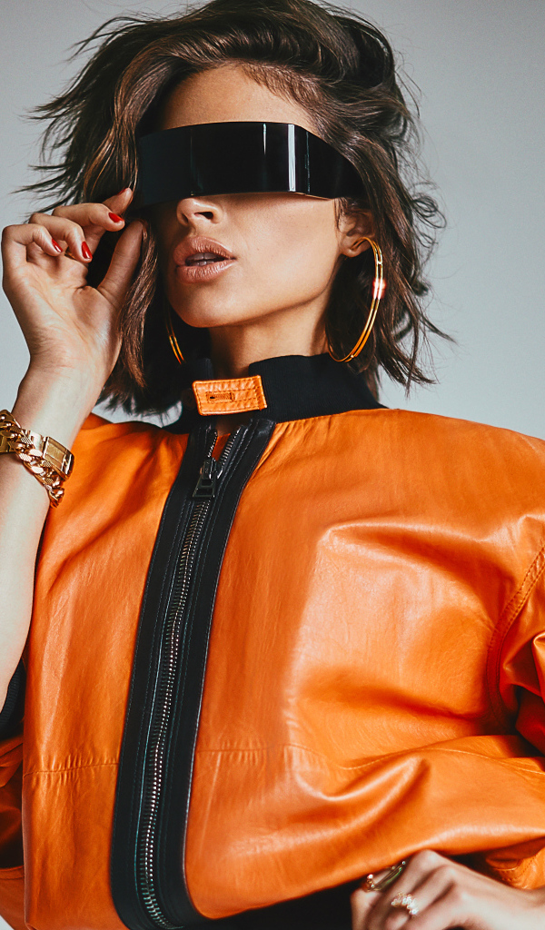 Модная актриса Оливия Калпо в кожаной куртке на сером фоне