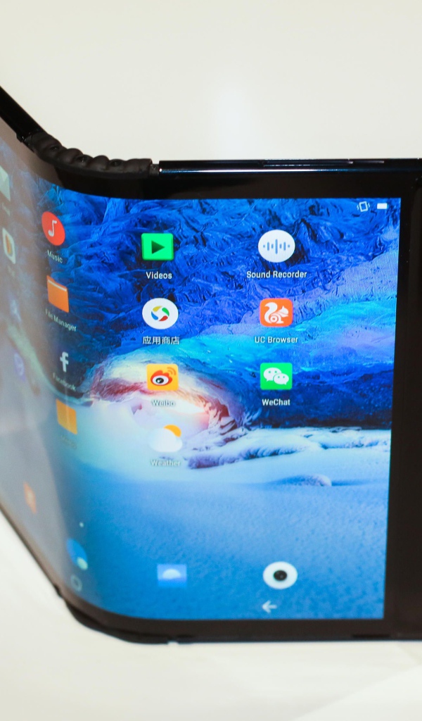 Гибкий смартфон Royole FlexPai на сером фоне, CES 2019