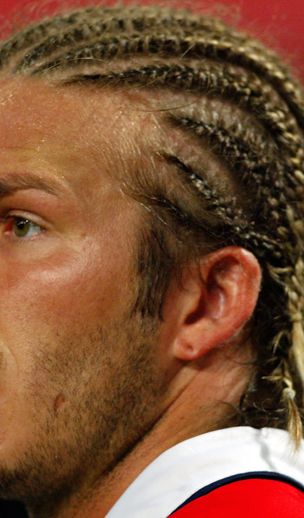 Футболист Дэвид Бекхэм с косичками на голове