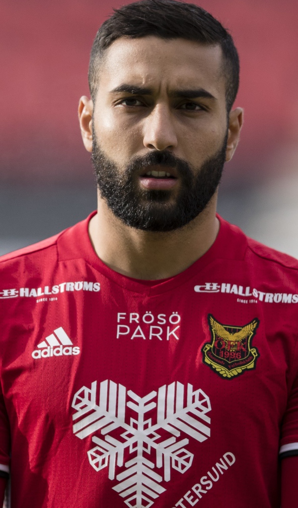 Футболист Саман Годдос в красной форме