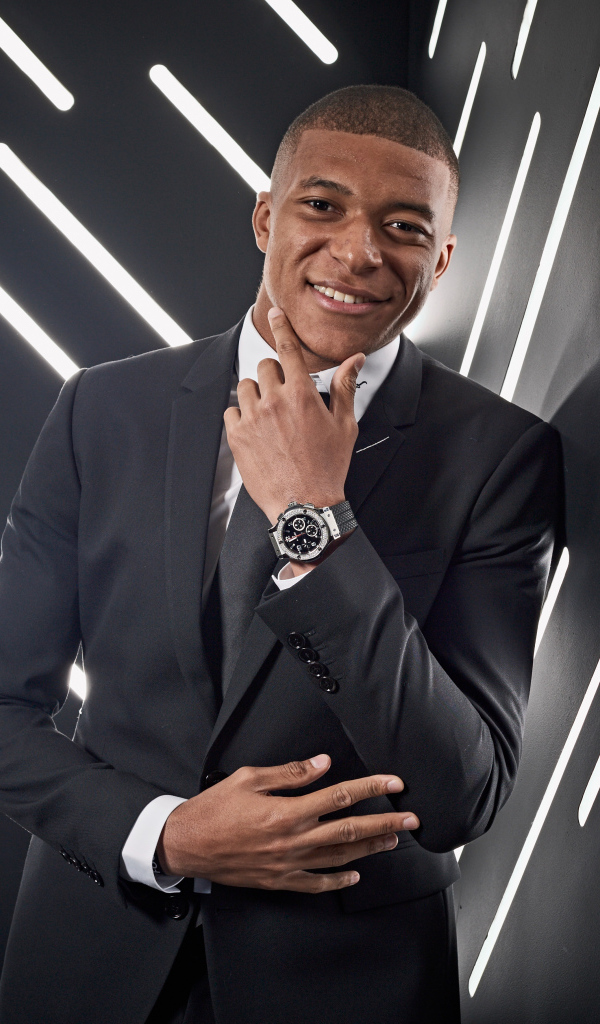 Французский футболист Килиан Мбаппе в костюме