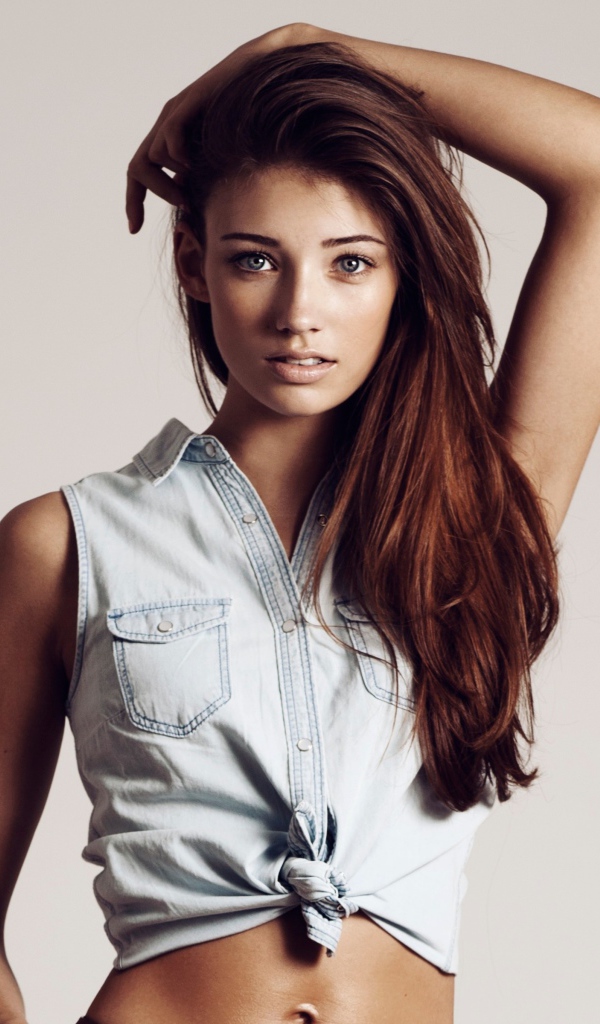 Немецкая модель и актриса Лорена Рае на сером фоне