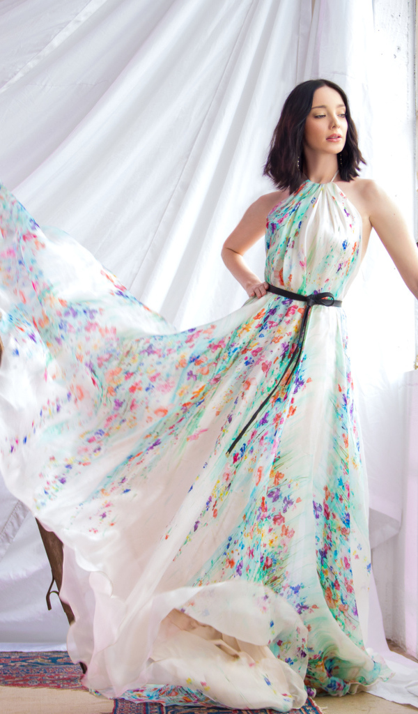 Девушка в красивом платье, актриса Эмма Дюмон у окна