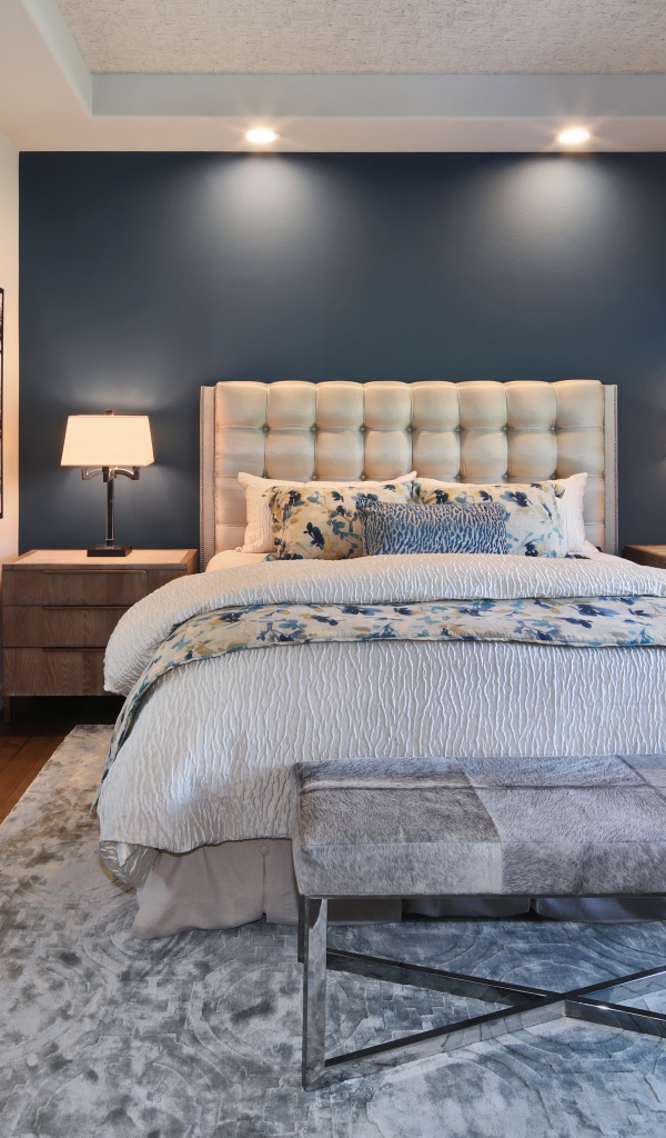Спальня в серых тонах с большой кроватью