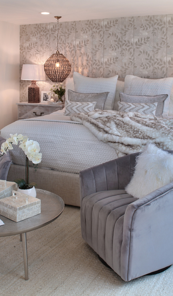 Серая спальня с большой кроватью и креслами