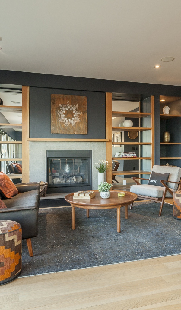 Гостиная комната в серых тонах с большим окном