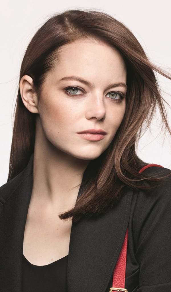 Зеленоглазая девушка, актриса Эмма Стоун на белом фоне