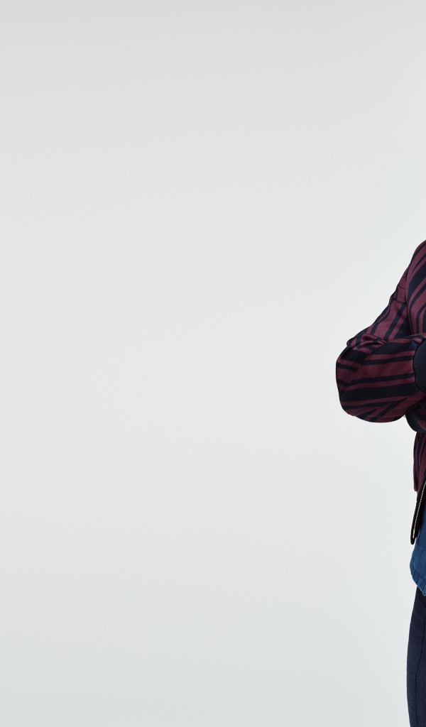 Красивый мужчина, футболист и модель Дэвид Бекхэм на сером фоне