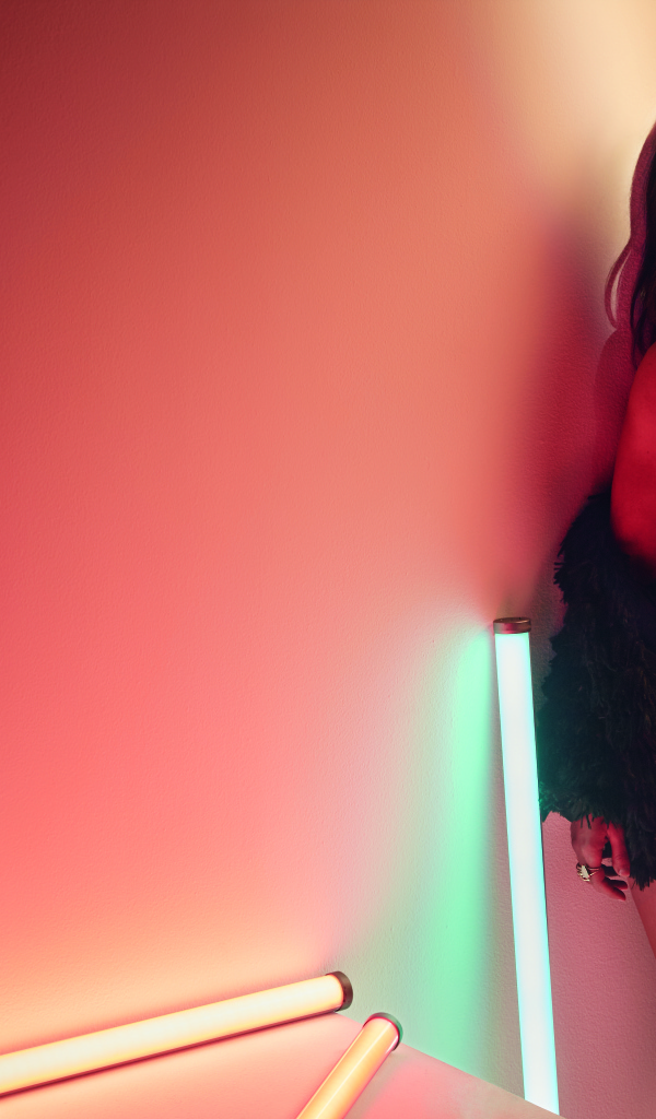 Горячая девушка, актриса Меган Фокс у стены