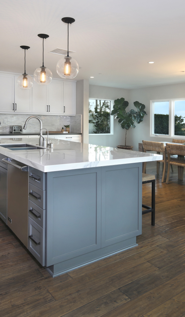 Кухня в серых тонах с большим столом у окна 