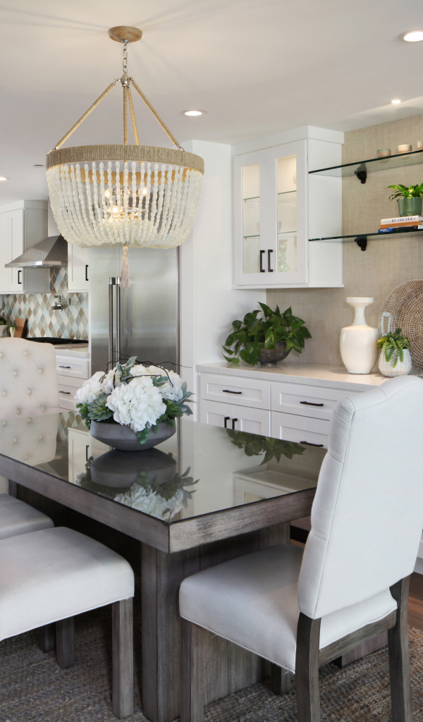 Кухня со столовой с белой мебелью 