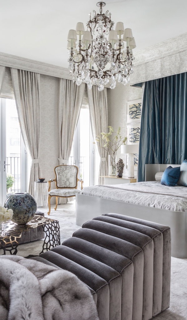 Большая спальня с мебелью и большими окнами