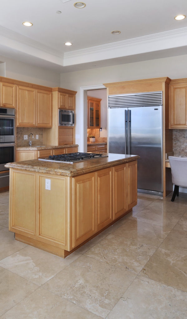 Большая кухня с деревянным интерьером