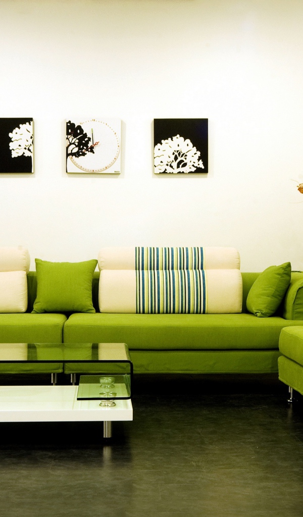 Гостиная комната с большим зеленым диваном 