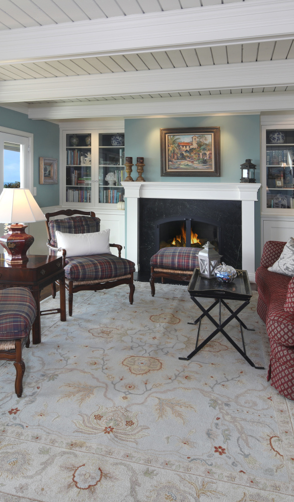 Гостиная комната с большим мягким диваном, креслами и камином 