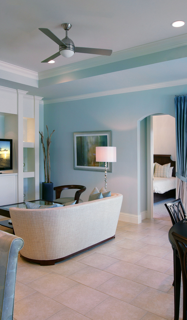 Гостиная комната с кухней у окна 