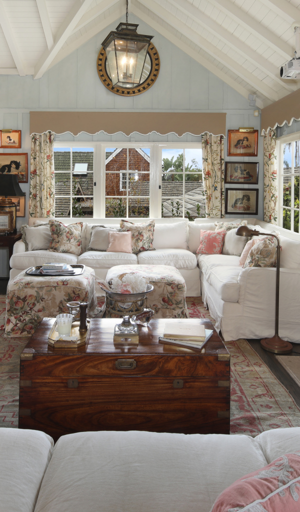 Гостиная комната с диванами и мягким креслом с камином