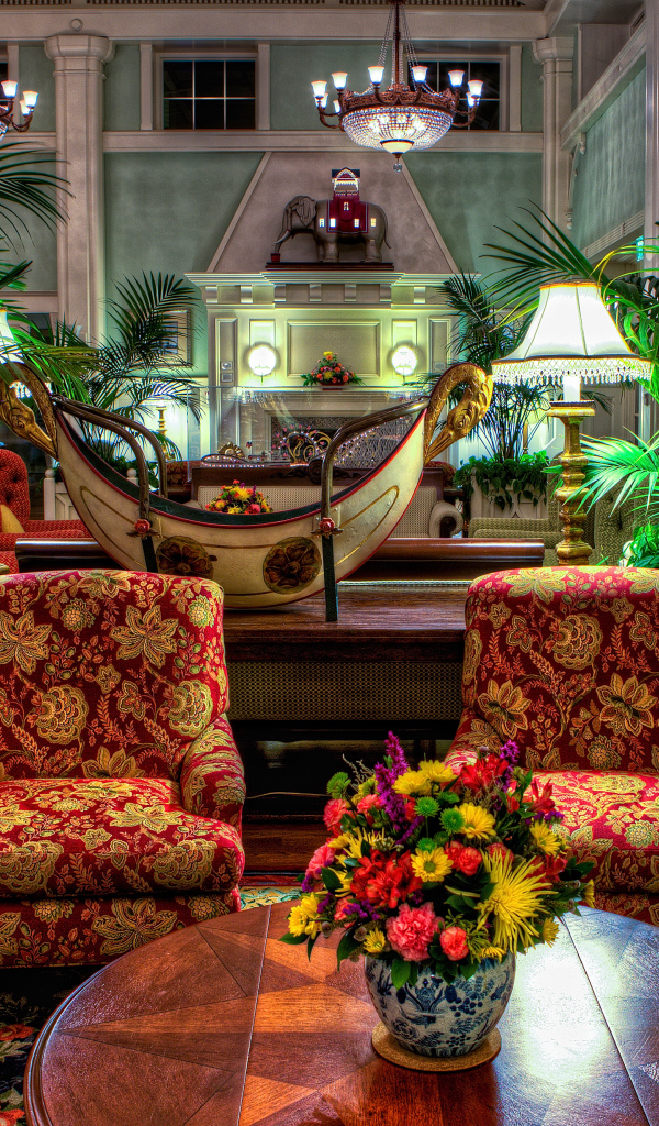 Гостиная комната с винтажной мебелью и пальмами 