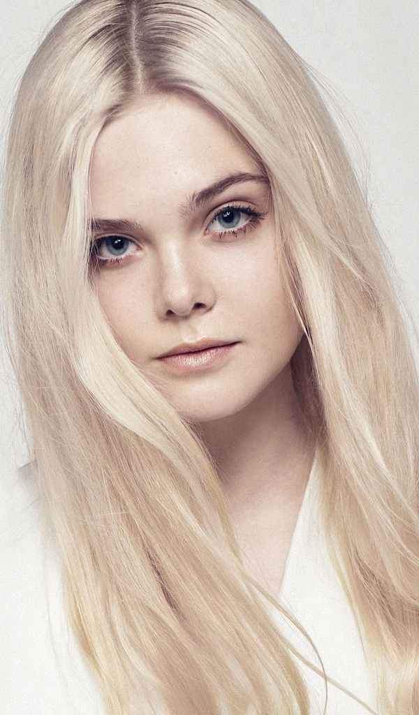 Длинноволосая актриса Эль Фэннинг на сером фоне