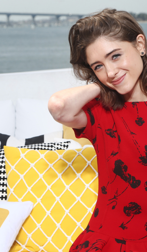 Милая девушка, актриса Наталия Дайер в красном платье