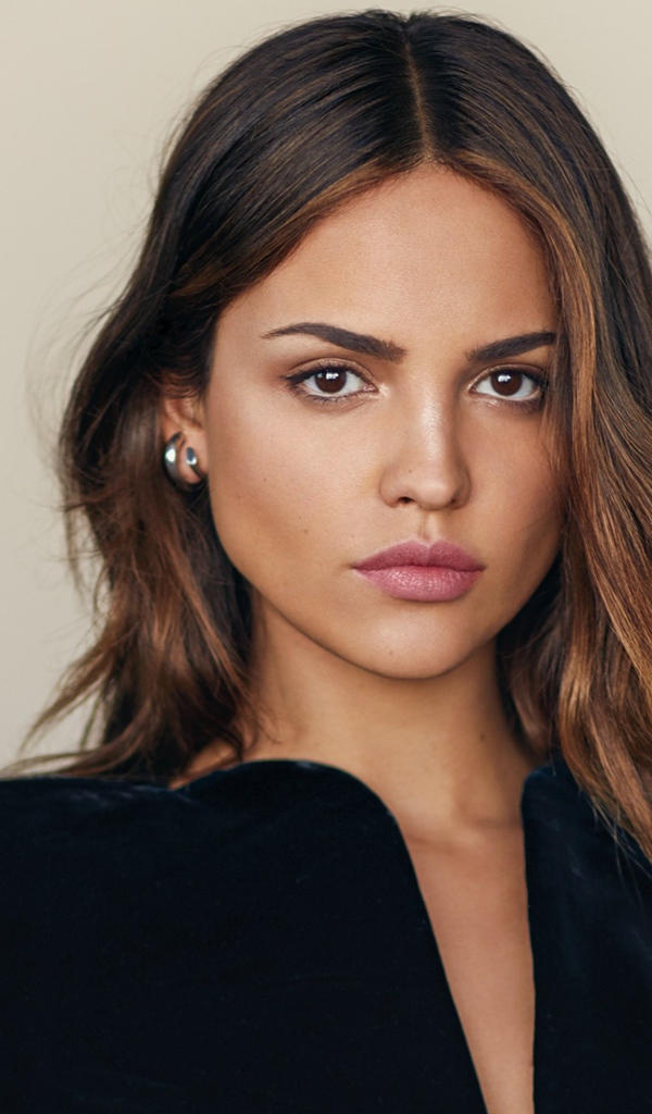 Мексиканская актриса Эйса Гонсалес на сером фоне