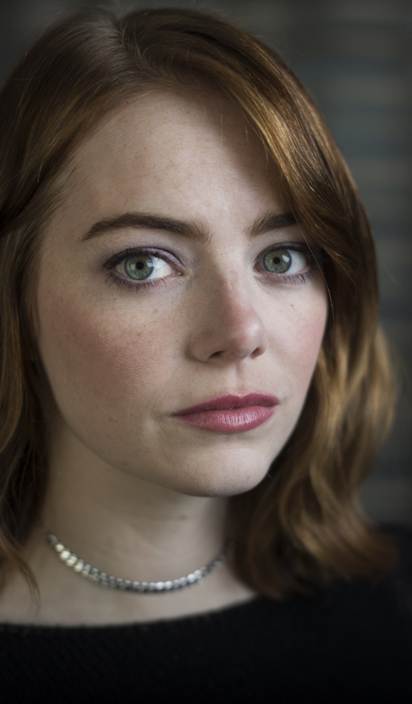 Скромная зеленоглазая девушка, актриса Эмма Стоун 