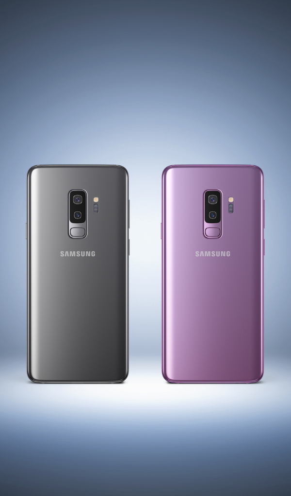 Разноцветные смартфоны Samsung Galaxy S9 на голубом фоне