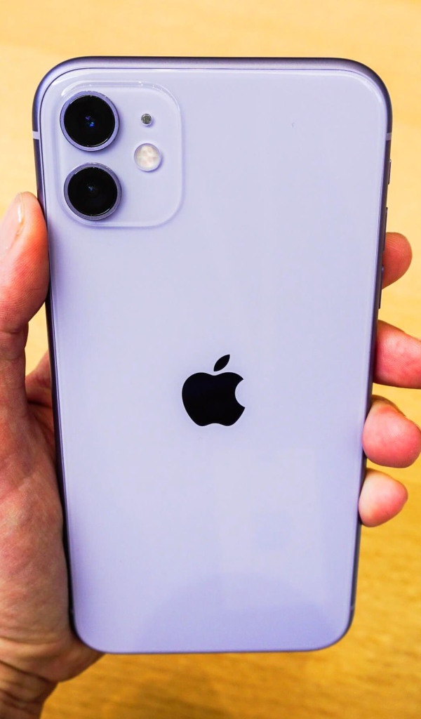 Новый Iphone 11 Pro Max в руке на желтом фоне
