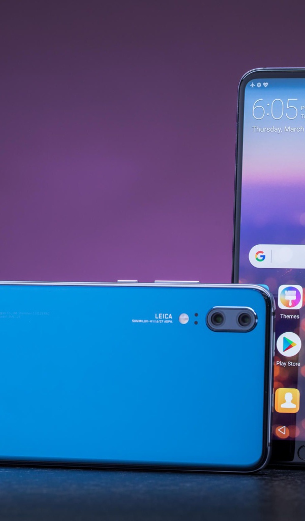Новый тонкий смартфон Huawei P20 Pro на фиолетовом фоне