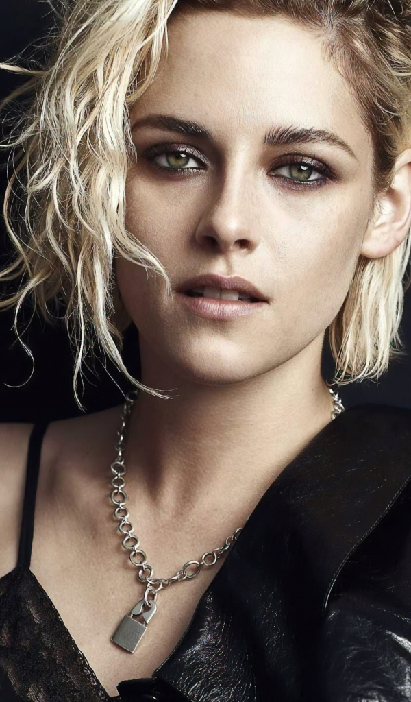 Популярная актриса Кристен Стюарт на сером фоне