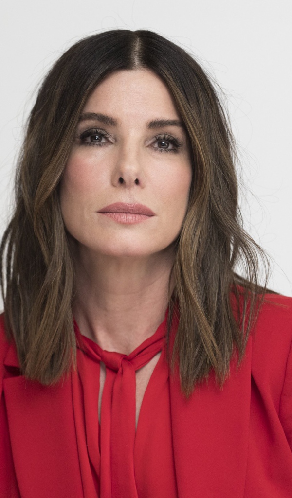 Популярная актриса Сандра Буллок в красном костюме 