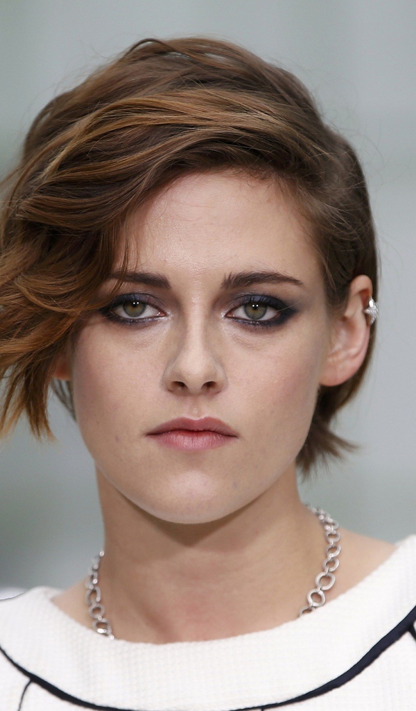 Популярная молодая актриса Кристен Стюарт с короткой стрижкой