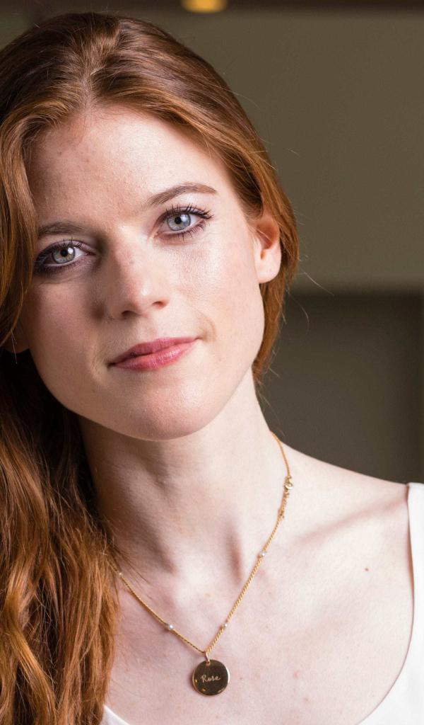 Милая девушка, актриса Роуз Лесли с украшением на шее 