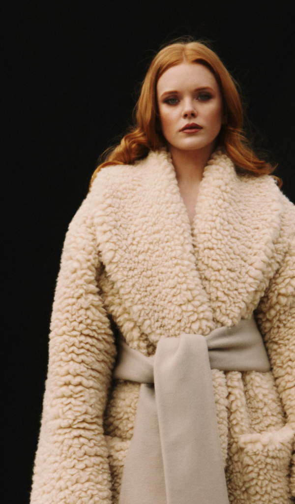 Рыжеволосая актриса Эбигейл Коуэн в шубе