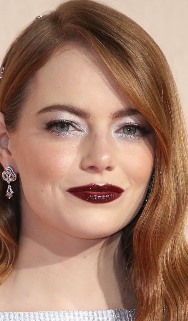Рыжеволосая актриса Эмма Стоун с ярким макияжем