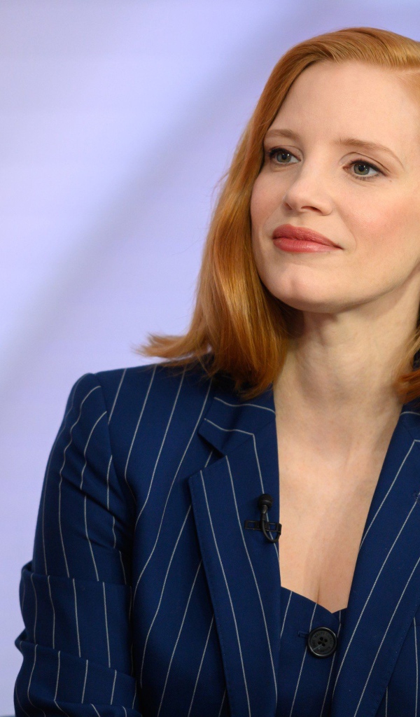 Рыжеволосая актриса Джессика Честейн в костюме