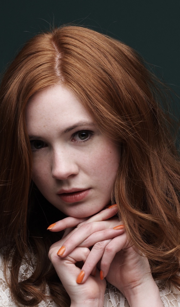 Рыжеволосая актриса Карен Гиллан на сером фоне