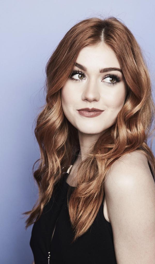 Рыжеволосая актриса Кэтрин Макнамара на сером фоне