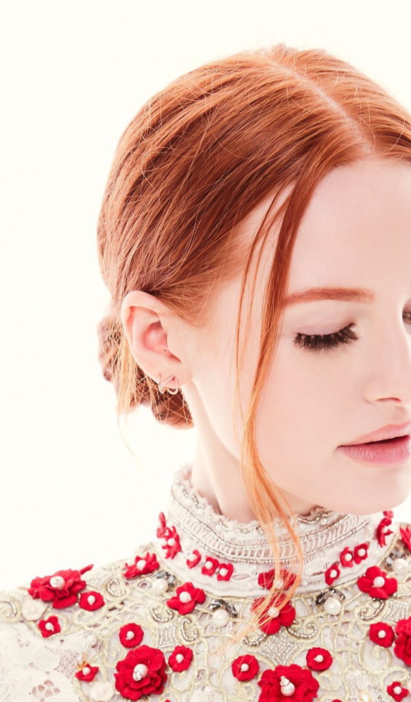 Рыжеволосая актриса Мэделин Петш на белом фоне