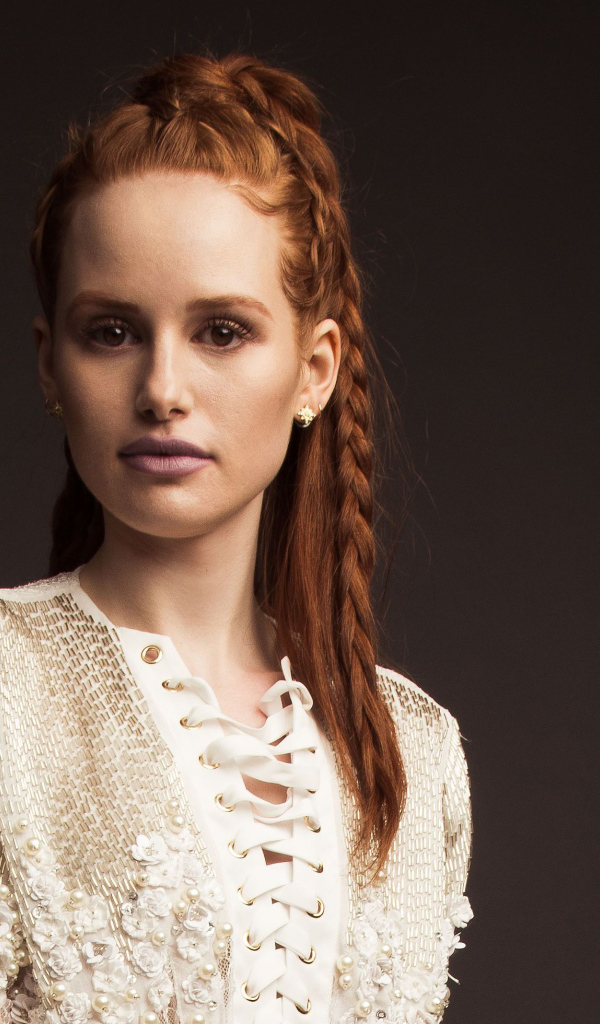 Рыжеволосая актриса Мэделин Петш в белом платье на сером фоне