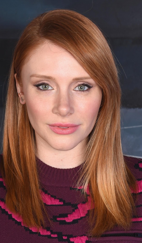 Рыжеволосая девушка, актриса Брайс Даллас Ховард 