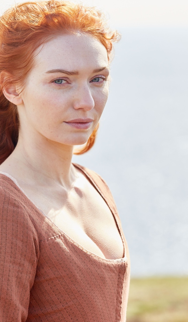 Рыжеволосая девушка, актриса Элеонор Томлинсон