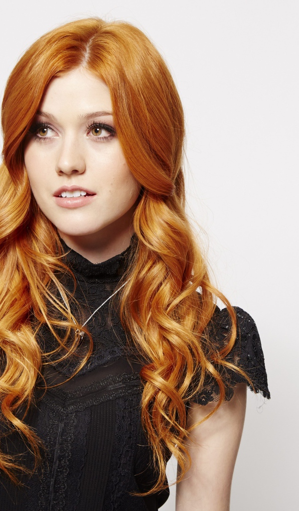 Рыжеволосая девушка, актриса Кэтрин Макнамара на сером фоне