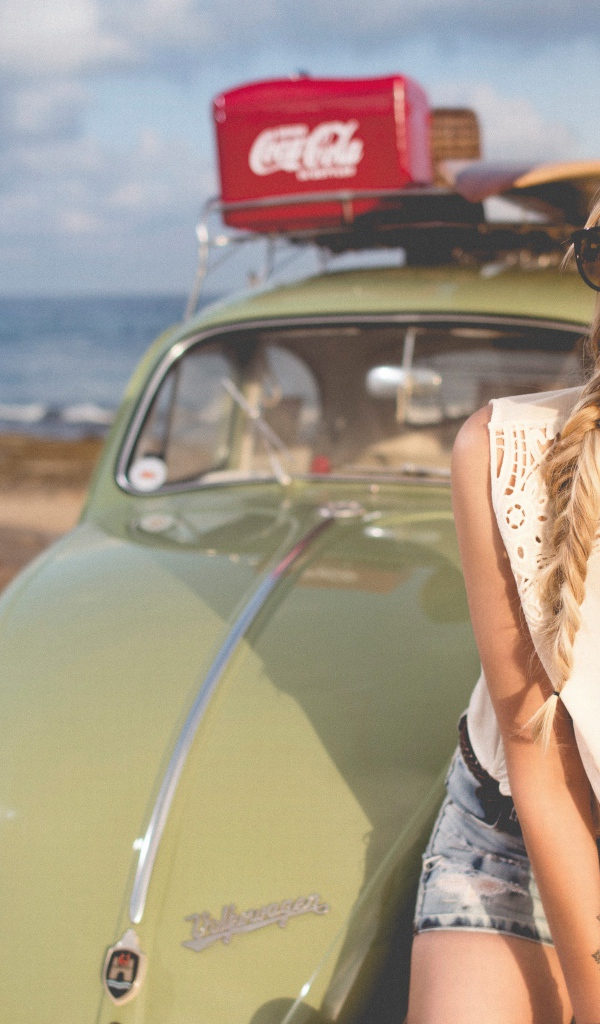 Девушка ретро сидит на старом автомобиле