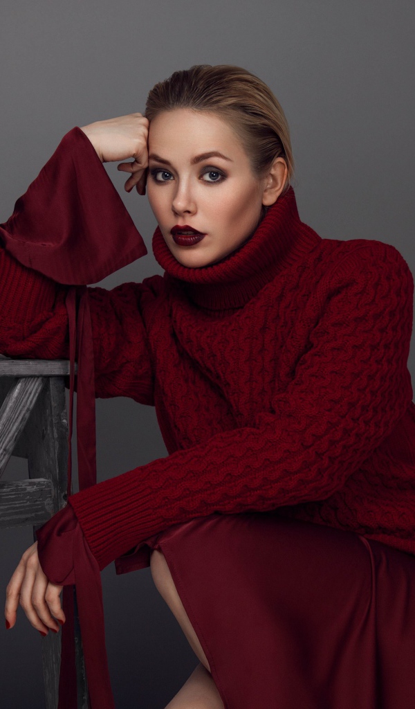 Российская актриса Зоя Бербер в красном свитере