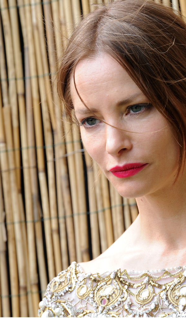 Грустная девушка, актриса Сиенна Гиллори