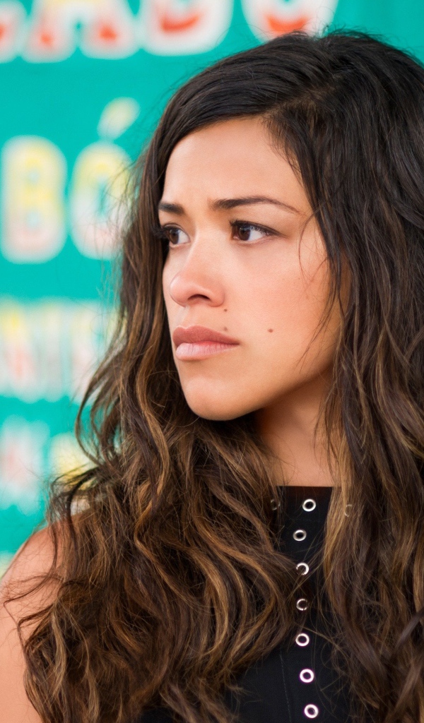 Серьезная девушка, американская актриса Джина Родригес