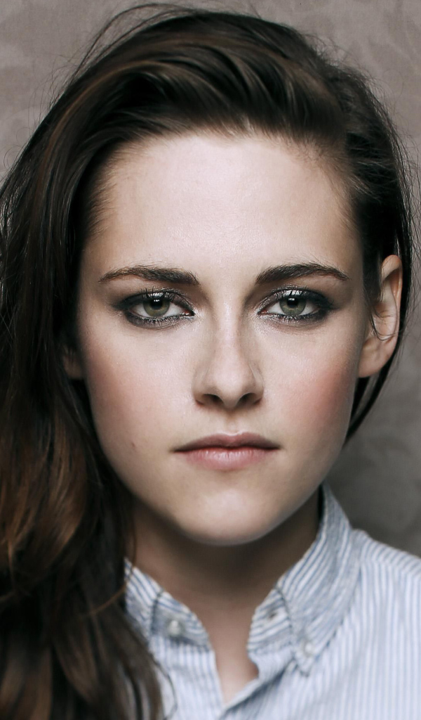 Серьезная девушка, актриса Кристен Стюарт крупным планом